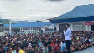 Foto:Karurutan Sidikalang Yusrifa Arif Memperkenalkan Diri Kepada Warga Binaan,Bentuk Pendekatan Humanis Sekaligus Membangun Kepercayaan Dan Komunikasi Yang Efektif.