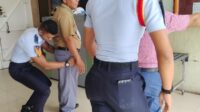Pengunjung Yang Masuk Kedalam Rutan Sidikalang Diperiksa Secara Menyeluruh Oleh Petugas Rutan Kelas IIB Sidikalang.(Doc/Foto:Rutan Kelas IIB Sidikalang)