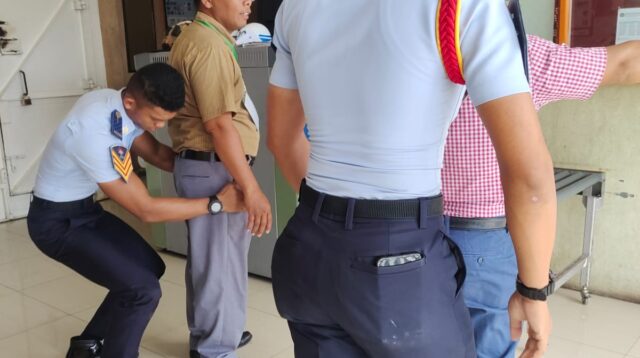 Pengunjung Yang Masuk Kedalam Rutan Sidikalang Diperiksa Secara Menyeluruh Oleh Petugas Rutan Kelas IIB Sidikalang.(Doc/Foto:Rutan Kelas IIB Sidikalang)