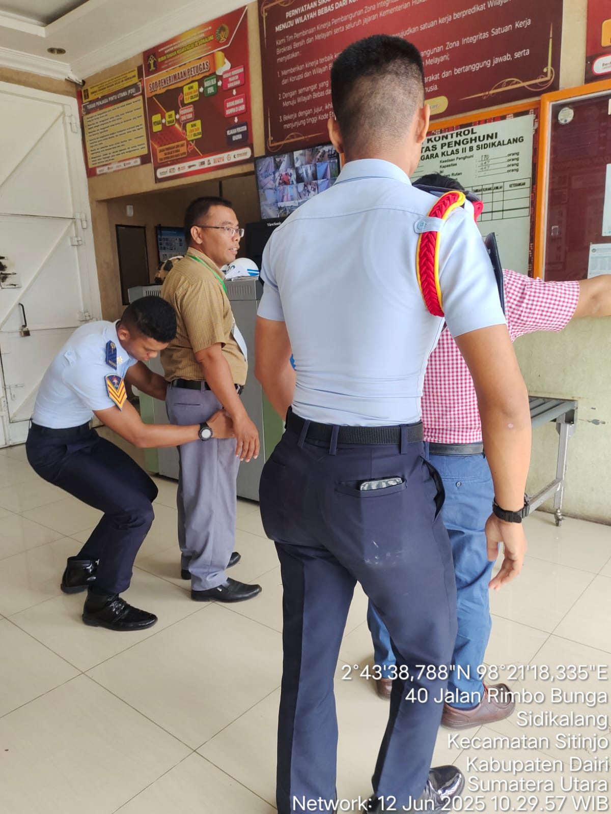 Pengunjung Yang Masuk Kedalam Rutan Sidikalang Diperiksa Secara Menyeluruh Oleh Petugas Rutan Kelas IIB Sidikalang.(Doc/Foto:Rutan Kelas IIB Sidikalang)
