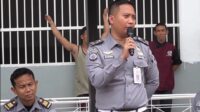 Foto:Kesatuan Pengamanan (Ka.KPR) Rutan, Harun Alrasyid, Didampingi Kepala Subseksi BHPT, Richwell,Dan Kepala Subseksi Adper, Wisnu.Berikan Pengarahan Kepada Wbp Rutan Kelas I Medan.