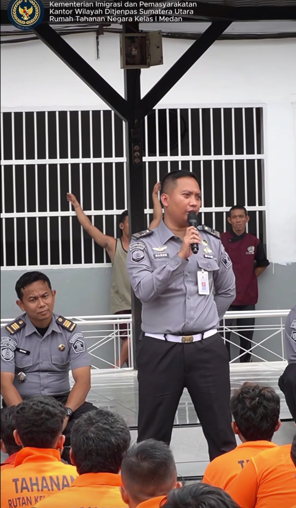 Foto:Kesatuan Pengamanan (Ka.KPR) Rutan, Harun Alrasyid, Didampingi Kepala Subseksi BHPT, Richwell,Dan Kepala Subseksi Adper, Wisnu.Berikan Pengarahan Kepada Wbp Rutan Kelas I Medan.
