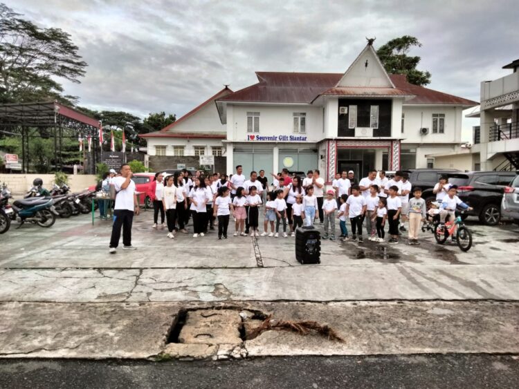 Damanik Marsatu: Ratusan Warga Gelorakan Semangat Adat dalam Jalan Sehat