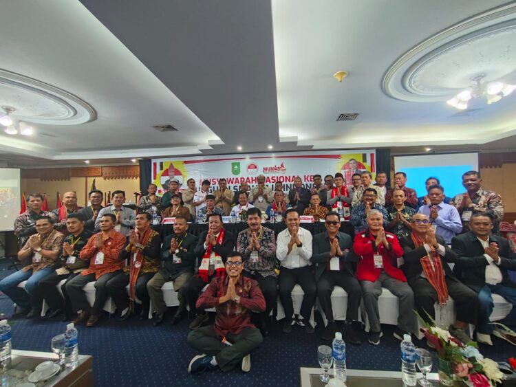"Momen Solidaritas Nasional: Perwakilan pengurus DPP, DPD, dan DPC Punguan Silauraja Indonesia (PSI) dari Sabang hingga Merauke berpose saat Munas Ke-II di Pekanbaru, Riau, menegaskan janji untuk menjaga persatuan dan jati diri Silauraja."(Doc/Foto : Ist)