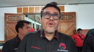 Istri Ono Surono Tersenyum Saat Diperiksa KPK 5 Jam, Barang Sitaan Jadi Sorotan
