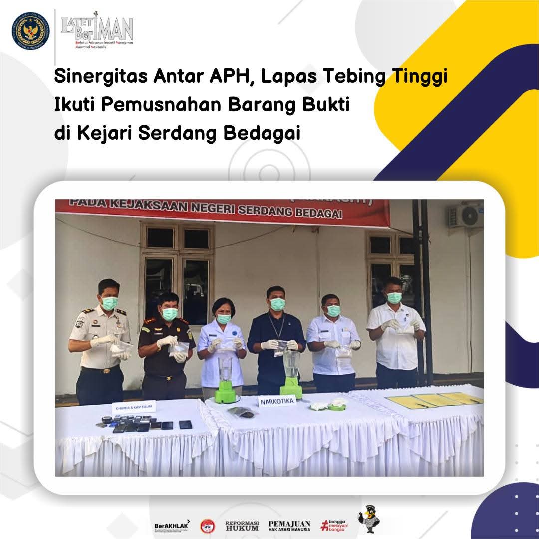Perwakilan Lapas Tebing Tinggi bersama jajaran APH menunjukkan barang bukti narkotika sebelum proses pemusnahan di Kejaksaan Negeri Serdang Bedagai.(Doc/Foto : Humas Lateti)