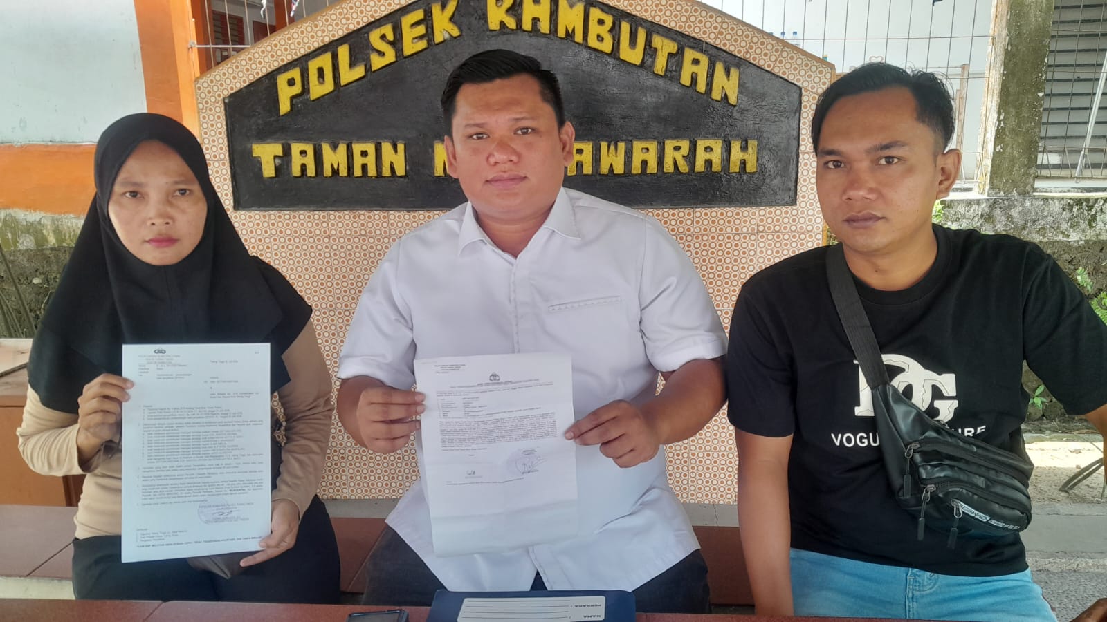 Kuasa hukum korban kasus penganiayaan, Hutur Irvan Pandiangan SH MH didampingi pihak keluarga ketika memberikan keterangan sekaligus menunjukkan STPL kepada wartawan, Senin (3/8/2026), di Taman Musyawarah Polsek Rambutan. (Foto/Doc : HarianSIB.com)